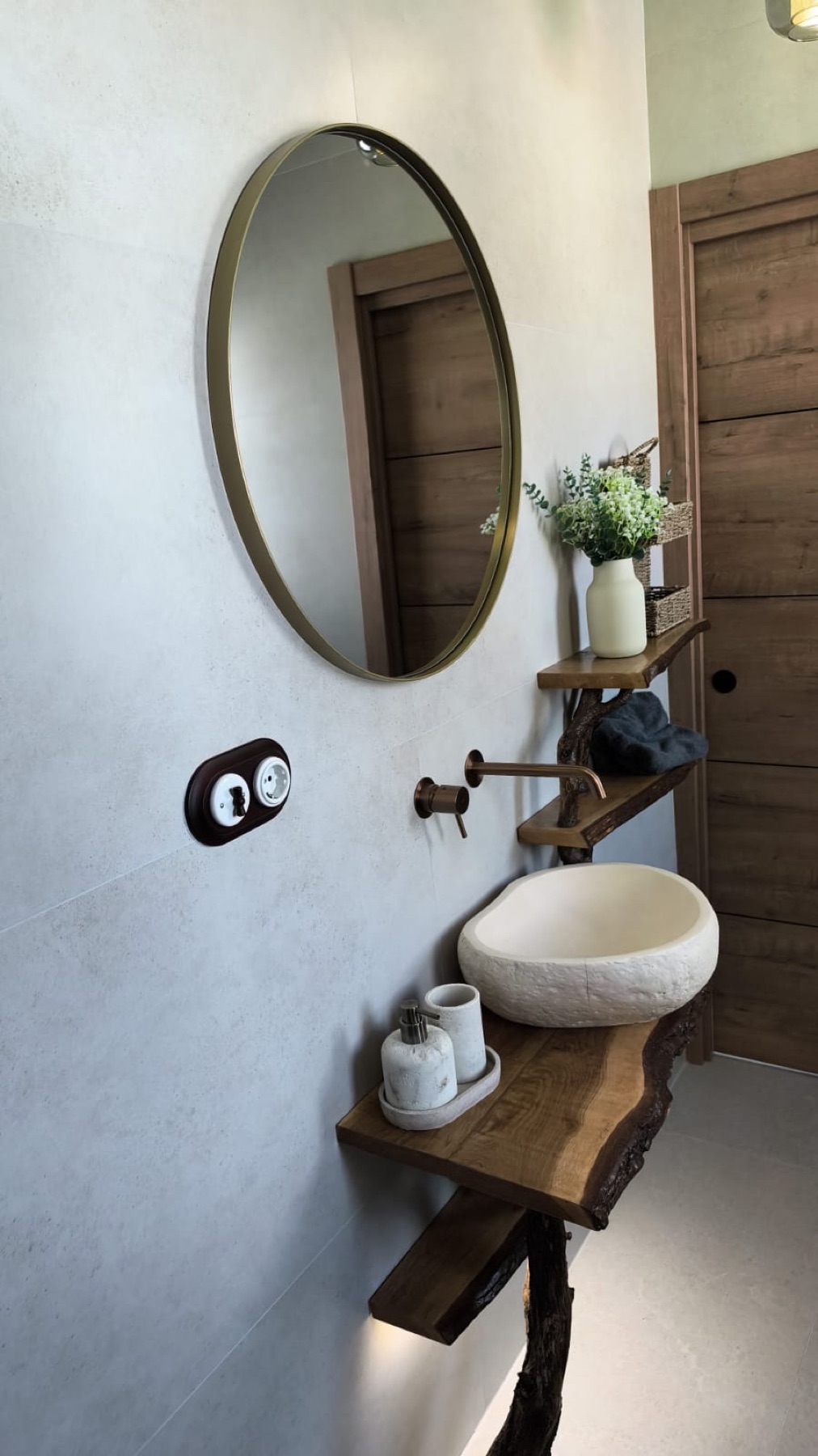 Baño artesanal con lavabo de piedra y madera