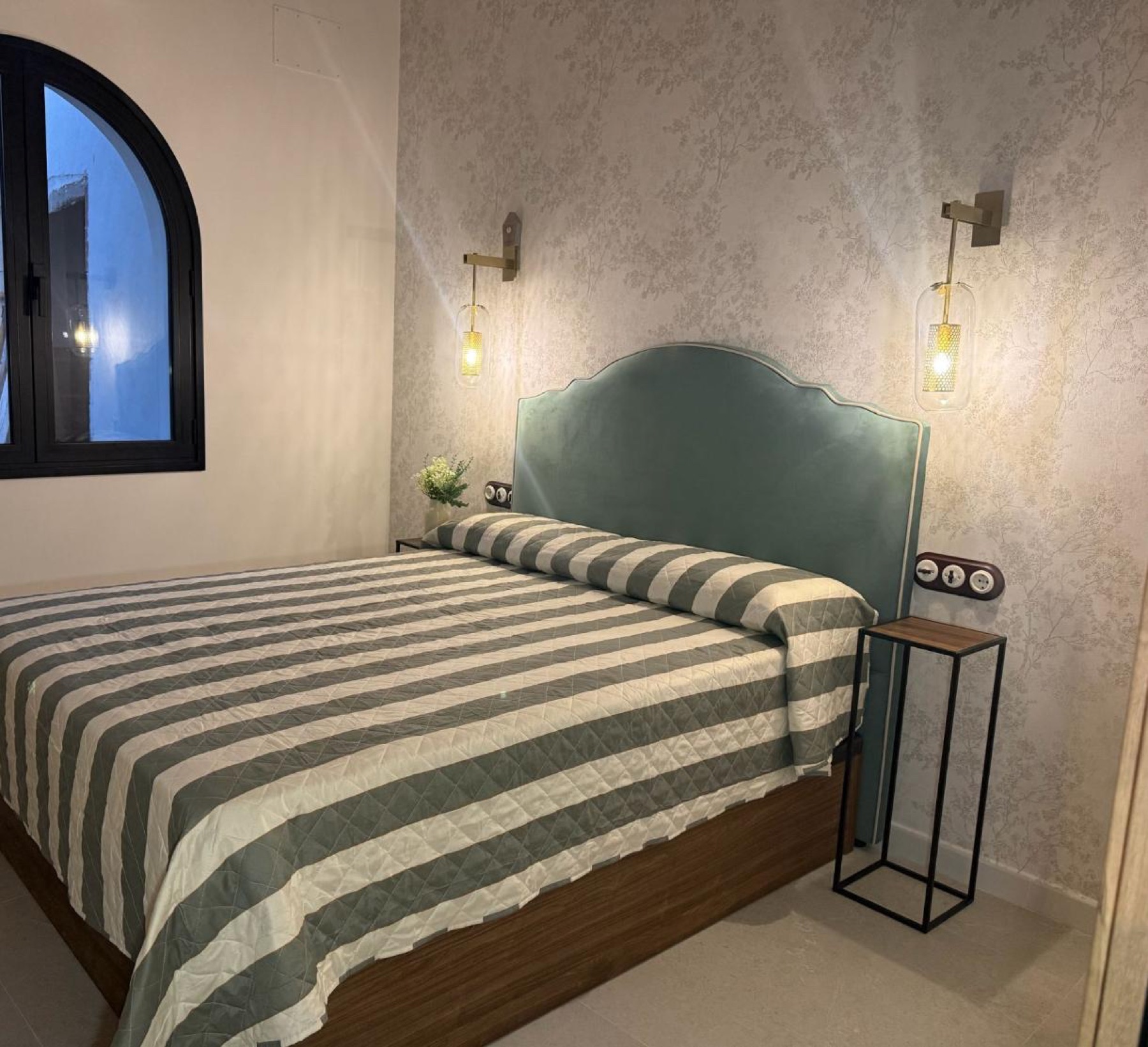 Dormitorio doble en tonos naturales