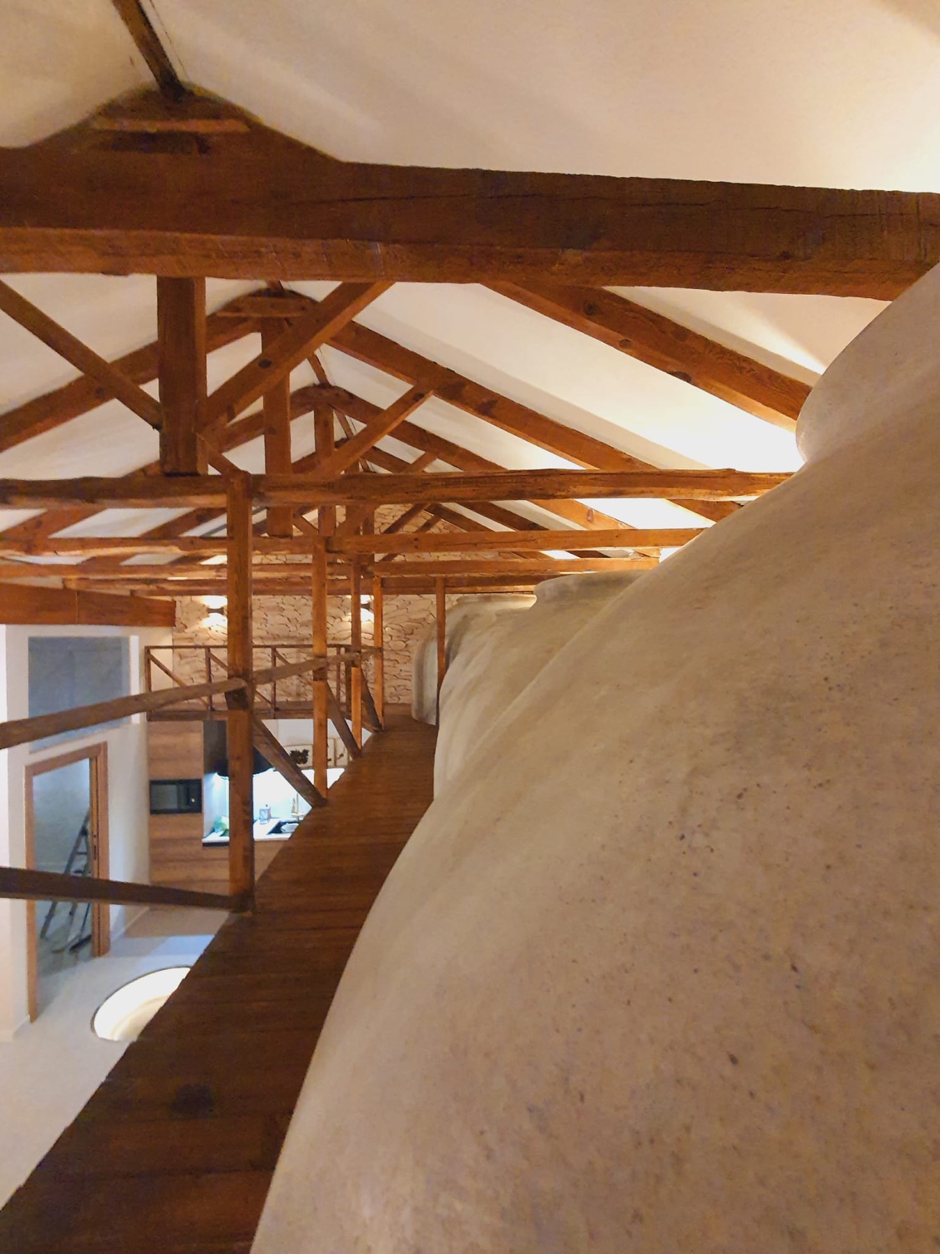 Pasarela de madera junto a las tinajas centenarias